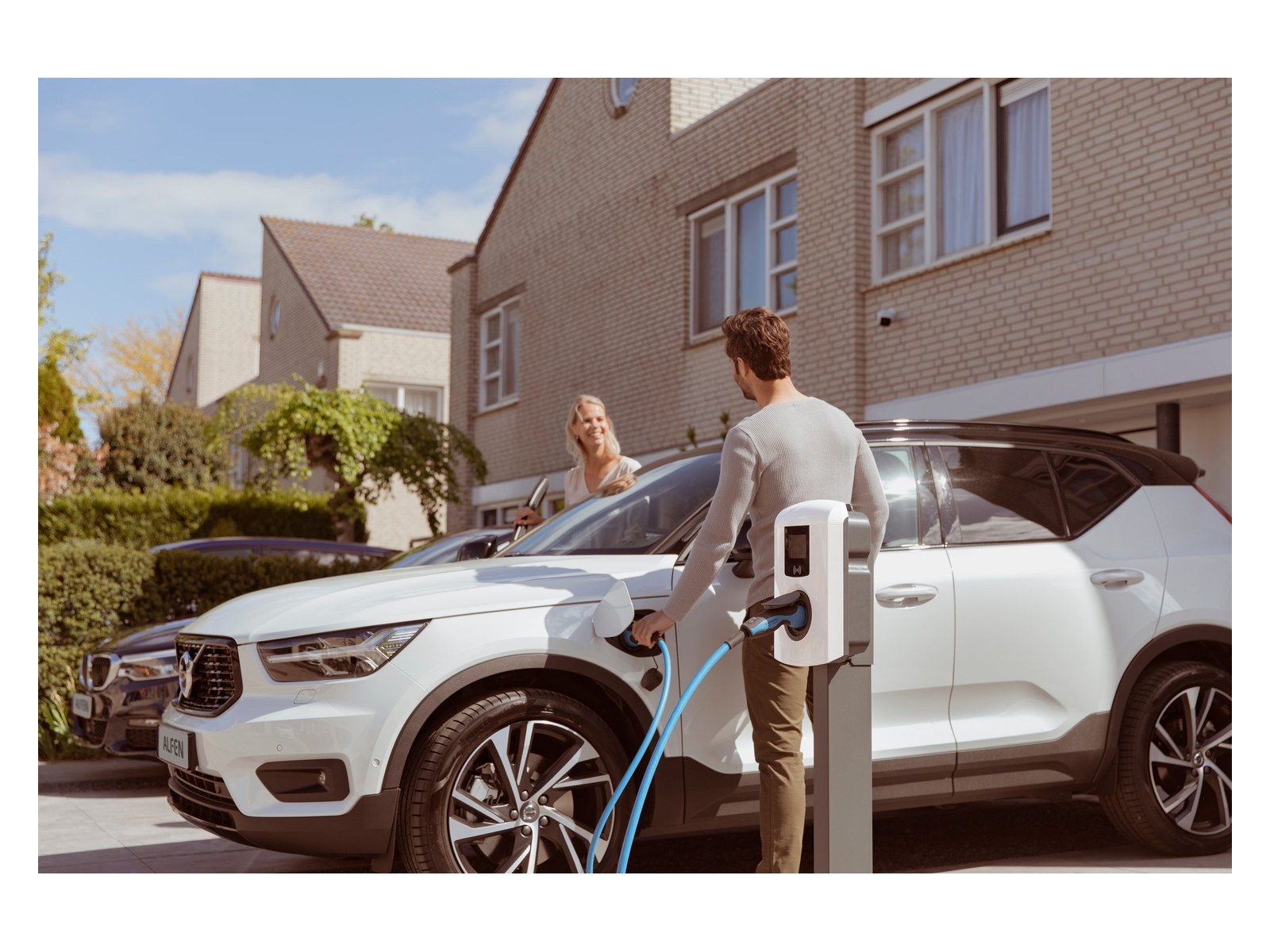 Alfen Eve Single Pro-line laadpaal bij een Volvo XC40 in een Nederlandse oprit