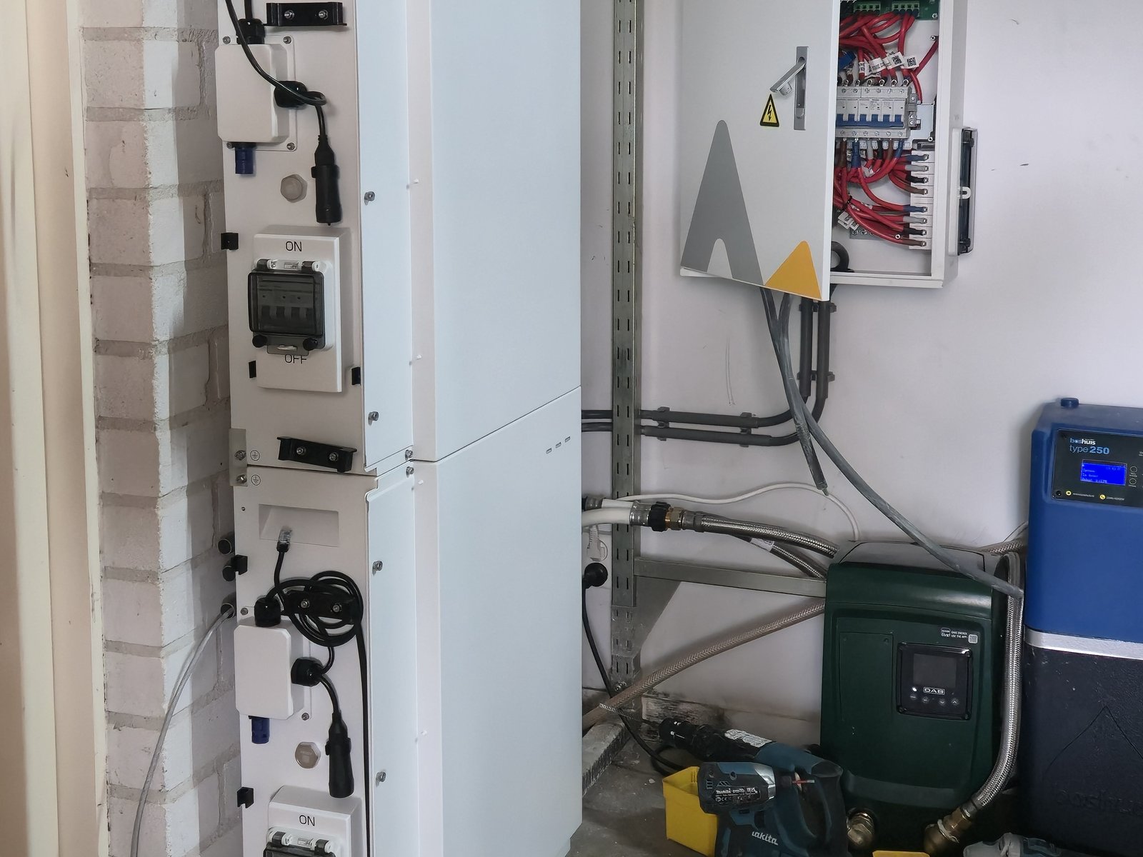 AlphaESS Smile thuisbatterij geinstalleerd door Orivion - met PCB schakelkast en backup-voorziening
